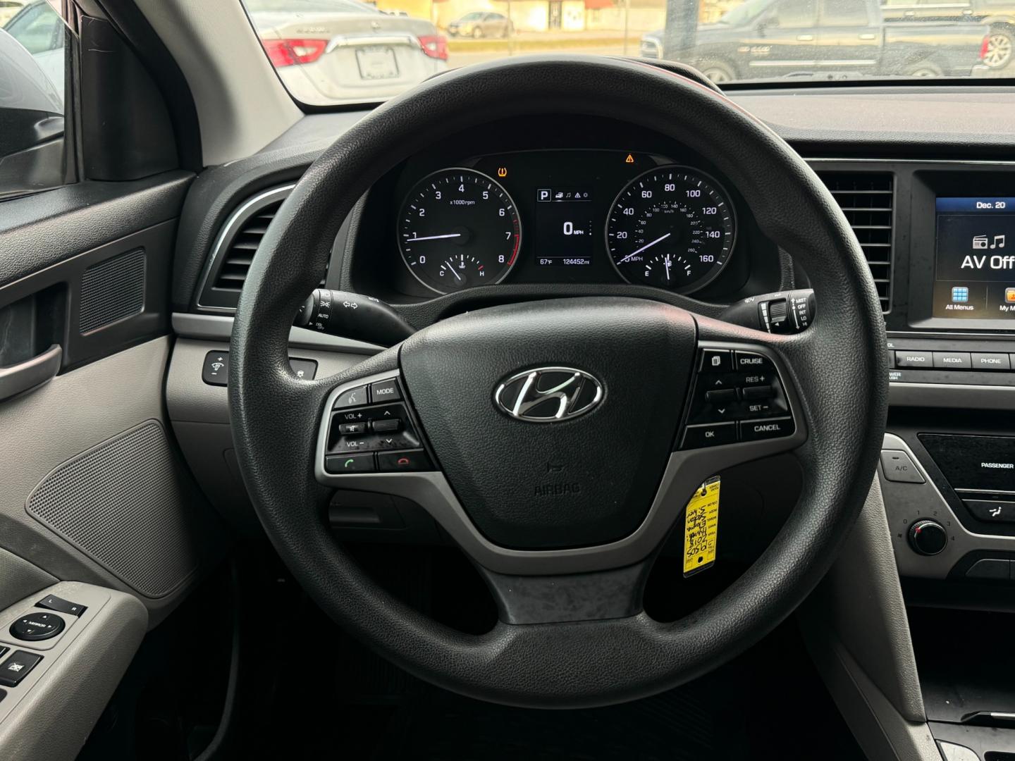 2018 SILVER /Gray HYUNDAI ELANTRA Limited 4dr Sedan (5NPD84LF7JH) with an 2.0L I4 engine, Automatic 6-Speed transmission, located at 5900 E. Lancaster Ave., Fort Worth, TX, 76112, (817) 457-5456, 0.000000, 0.000000 - This is a 2018 Hyundai Elantra Limited 4dr Sedan that is in excellent condition. There are no dents or scratches. The interior is clean with no rips or tears or stains. All power windows, door locks and seats. Ice cold AC for those hot Texas summer days. It is equipped with a CD player, AM/FM radio, - Photo#17